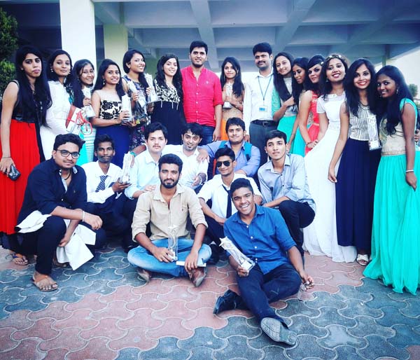 School Farewell Group Photos Poses 2022 || Farewell Photoshoot Poses ||  Farewell Photoshoot 2022 - YouTube